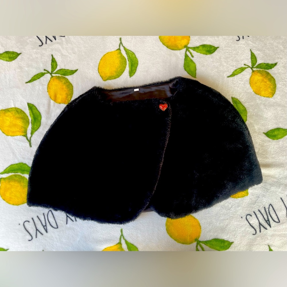 Black faux fur capelet